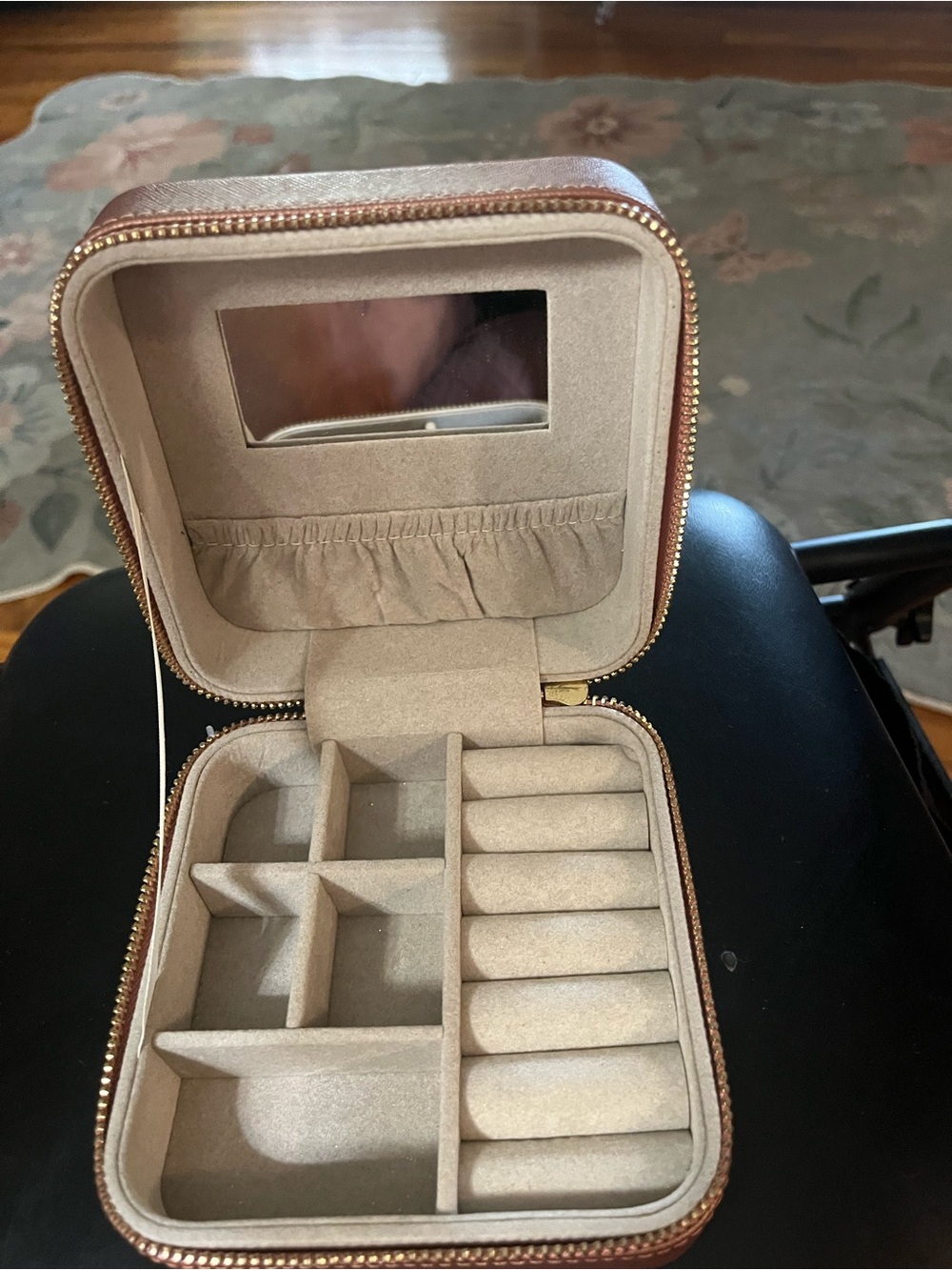 Compact Beige Travel Jewelry Organizer Case - Unbranded